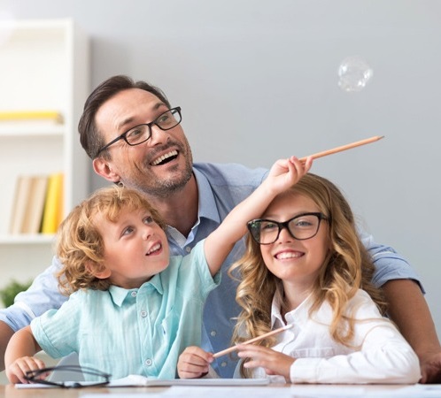 Familia con gafas